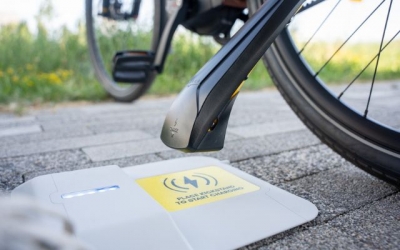 Xuất hiện công nghệ sạc xe đạp điện bằng chân chống