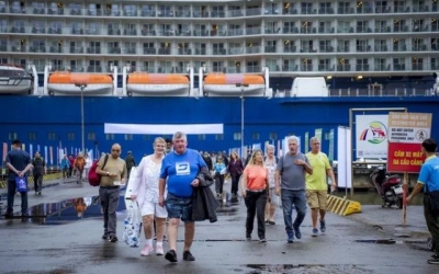 Khách tàu biển tấp nập đến Việt Nam