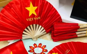 Giới trẻ 'lên đồ' rực rỡ đón Quốc khánh 2/9