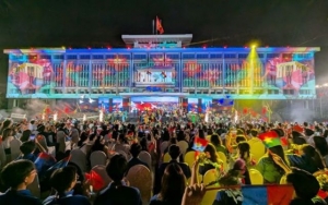 Ngày 15.8, người dân được xem biểu diễn 3D mapping và bắn pháo hoa nghệ thuật ở Hà Nội