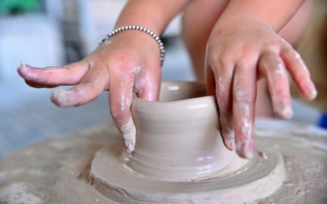 Trẻ thích thú đến Bát Tràng làm gốm