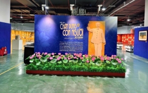 Hơn 300 tư liệu và hình ảnh về Bác Hồ được trưng bày tại Triển lãm thành tựu đất nước