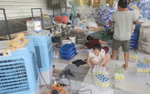 Phát hiện, bắt quả tang cơ sở dùng axit sản xuất hàng nghìn chai dấm giả