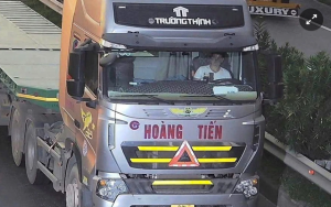 Dừng đèn đỏ dùng điện thoại có bị phạt không?