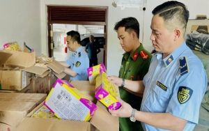 Thu giữ hơn 6.100 sản phẩm kẹo, bánh nướng không rõ nguồn gốc