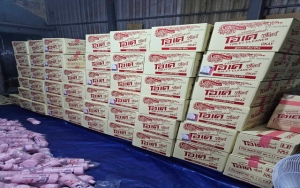 Bên trong xưởng sản xuất nước tẩy giả quy mô lớn