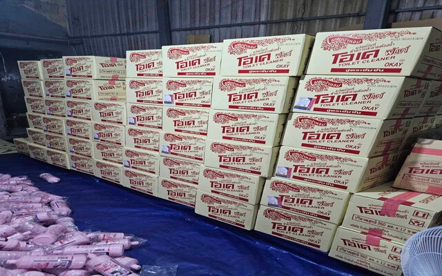Bên trong xưởng sản xuất nước tẩy giả quy mô lớn