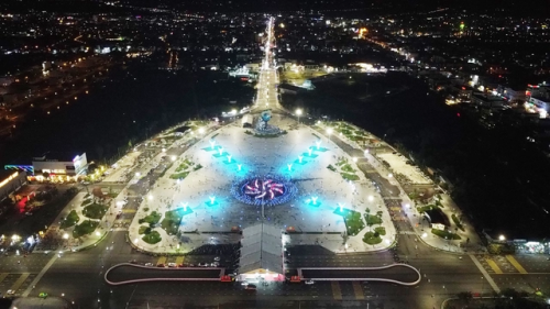 Giới trẻ thích thú check-in con tôm 22 tỉ ở Cà Mau