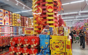 Hàng Tết ngập tràn siêu thị