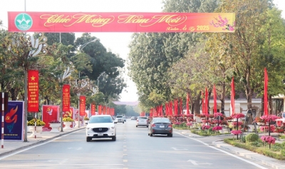 Dạo chợ chiều Vĩnh Yên: Mùi Tết đã len vào từng sạp hàng, từng bước chân người