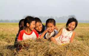 Trẻ con đang lớn lên từ những gì người lớn làm khi không ai nhắc nhở