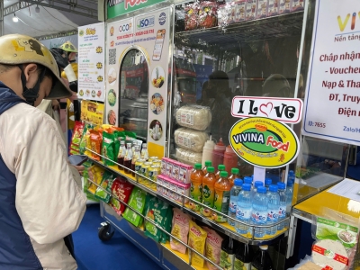 KHI XE BÁN HÀNG BƯỚC VÀO KỶ NGUYÊN CÔNG NGHỆ