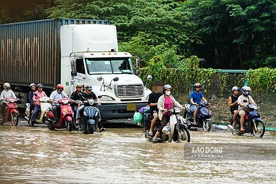 Một khu vực đại lộ Thăng Long gần 1 tuần vẫn ngập sâu