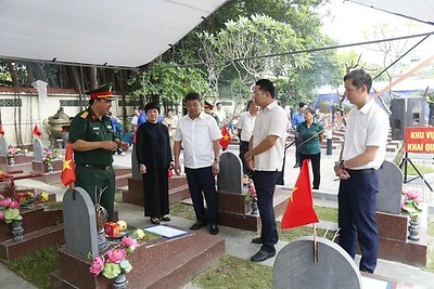 Phường Hà Đông lấy mẫu hài cốt liệt sĩ chưa xác định danh tính phục vụ giám định ADN tại Nghĩa trang liệt sĩ Quang Trung