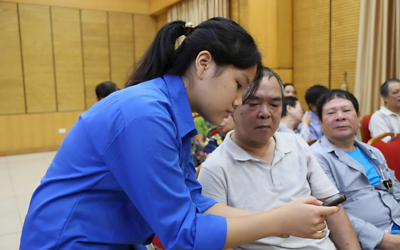 Người cao tuổi phường Hoàn Kiếm tự tin, chủ động ứng dụng công nghệ số