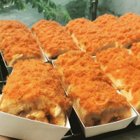 Bánh bông lan sốt gà cay