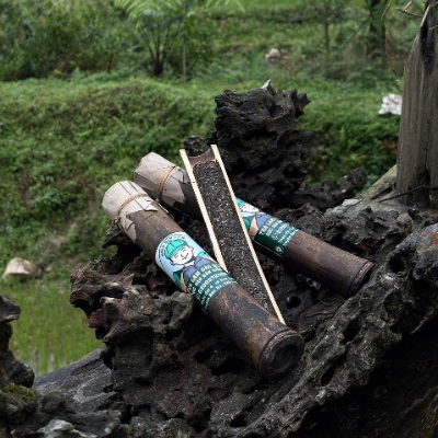 Trà ống lam gác bếp