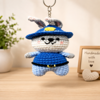 Móc khóa len móc handmade hình thỏ đội mũ xanh 