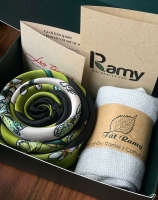 RAMY Set hộp quà tặng (1 khăn lụa vuông + 1 đôi tất)