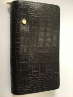 Ví cầm tay cá sấu 