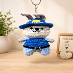 Móc khóa len móc handmade hình thỏ đội mũ xanh 