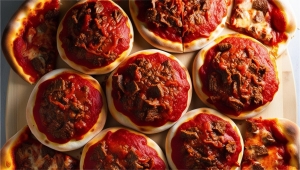 PIZZA BOMB (nhân bò băm sốt cà chua)