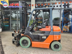 Xe Nâng Điện Ngồi Lái 2.5 Tấn TOYOTA 40-8FB25 (KẸP TRÒN)