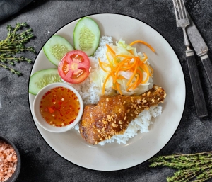Cơm gà chiên nước mắm
