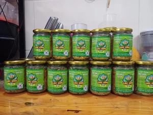 Thịt chua đựng lọ thủy tinh