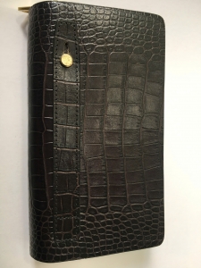 Ví cầm tay cá sấu 