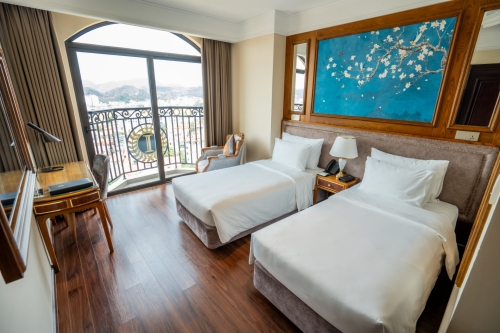 Deluxe lake view - Phòng sang trọng hướng ra hồ Phú Lộc
