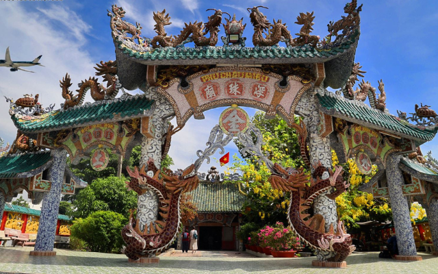 Độc đáo ngôi miếu nổi giữa sông Vàm Thuật với hơn 100 con rồng gốm sứ