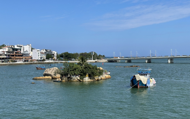 Khám phá miếu thờ giữa cửa sông Cái Nha Trang