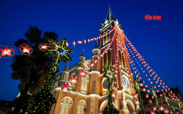 Ngắm ‘nhà thờ hồng’ Tân Định rực rỡ sắc màu mùa Giáng sinh