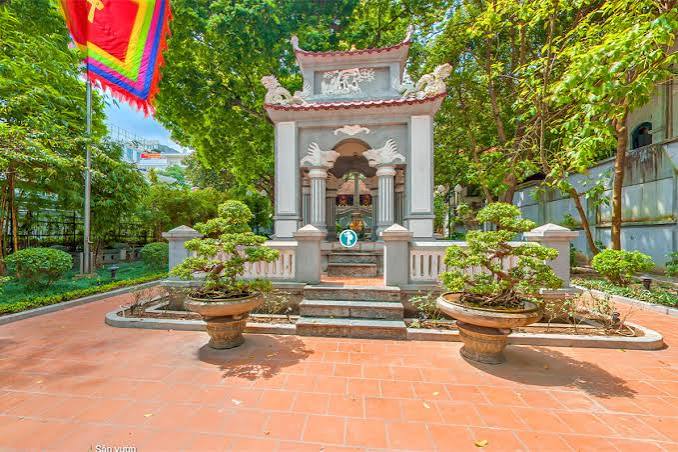 Tượng vua Lê bên hồ Hoàn Kiếm